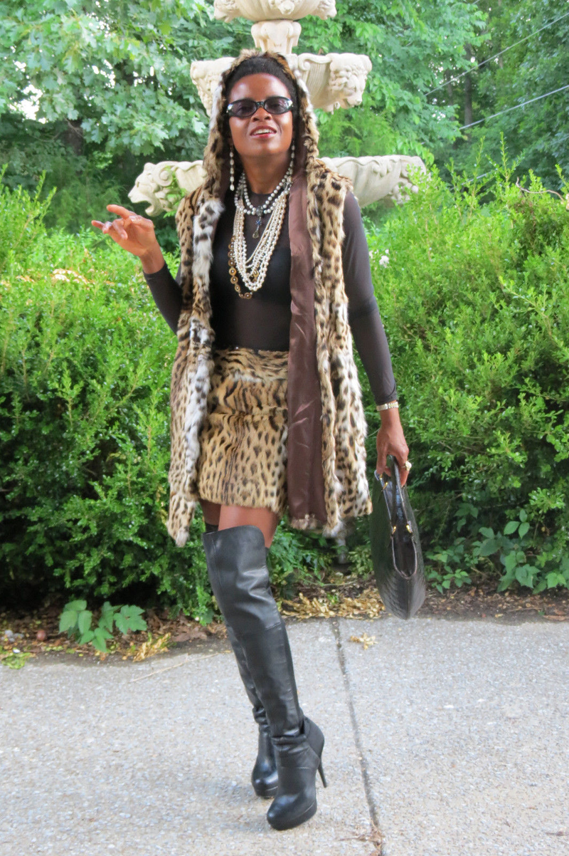 Illustration for article titled This woman has to be eBay's newest breakout star